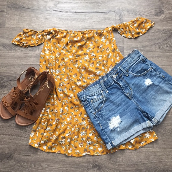 Mossimo Supply Co. Tops - Mamma Mia 🦋 The Yellow Donna sleeve